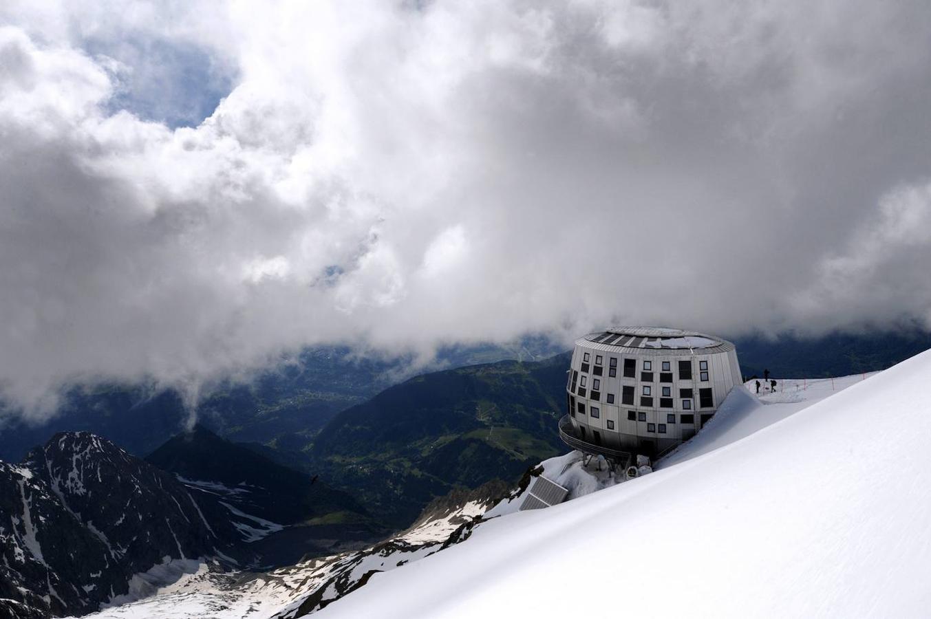 REFUGIO DE GOÛTER (FRANCIA) | Una de las rutas más conocidas en el ascenso al Mt. Blanc es la ruta Goûter. Allí se encuentr este imponente y moderno refugio situado a 3.835 metros de altitud. Puede alojar a 160 alpinistas y, además, cuenta con los últimos avances a nivel de sostenibilidad, tecnología y utilización de las energías renovables.