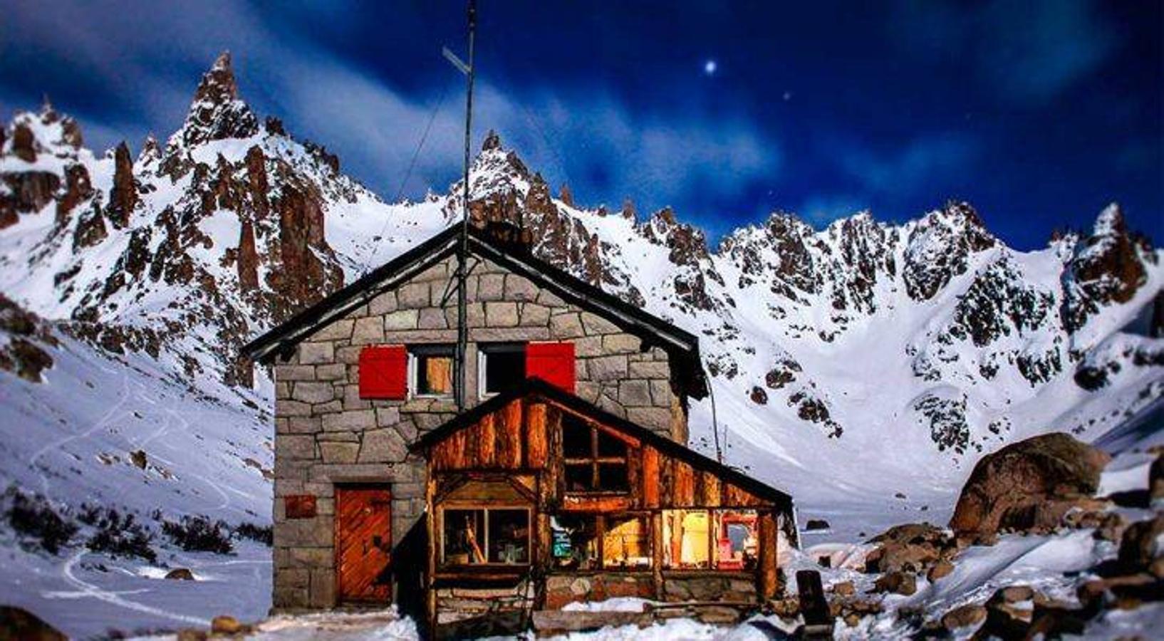 REFUGIO FREY (ARGENTINA) | Está situado a los pies de la Aguja Frey, en el cerro Catedral de Bariloche y a 1.700 metros de altura sobre el nivel del mar. El refugio es uno de los más pintorescos de la región y una verdadera obra maestra del tallado del granito. Su interior es de madera y puede albergar a 40 personas.