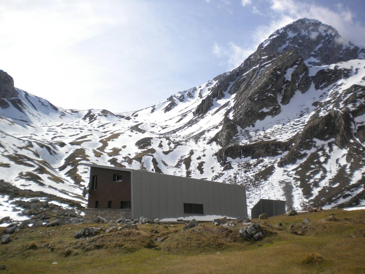 REFUGIO DE MEICÍN | El refugio del Meicín, se encuentra situado en el Corazon del macizo de Ubiña, a una altitud de 1560m. El acceso mas comodo y rapido parte del pueblo de Tuiza de arriba (1230m.), que se encuentra en la carretera que une Campomanes con el puerto de la Cubilla, allí disponeis de aparcamiento y en un comodo paseo de unos 50 minutos, estareis en el refugio.