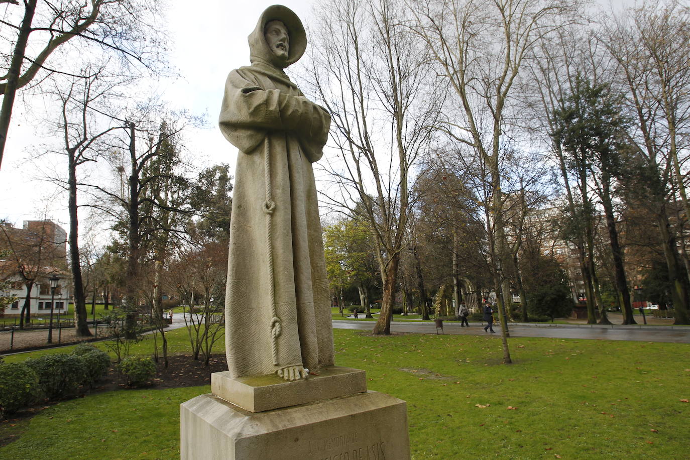 El plan director del Campo de San Francisco busca recuperar el pulmón verde para los ciudadanos e impulsar mejoras que le permitan recuperar el esplendor de épocas pasadas. Generaciones y generaciones se han criado corriendo entre sus árboles y caminos, convirtiéndole en fiel testigo de la historia de Oviedo