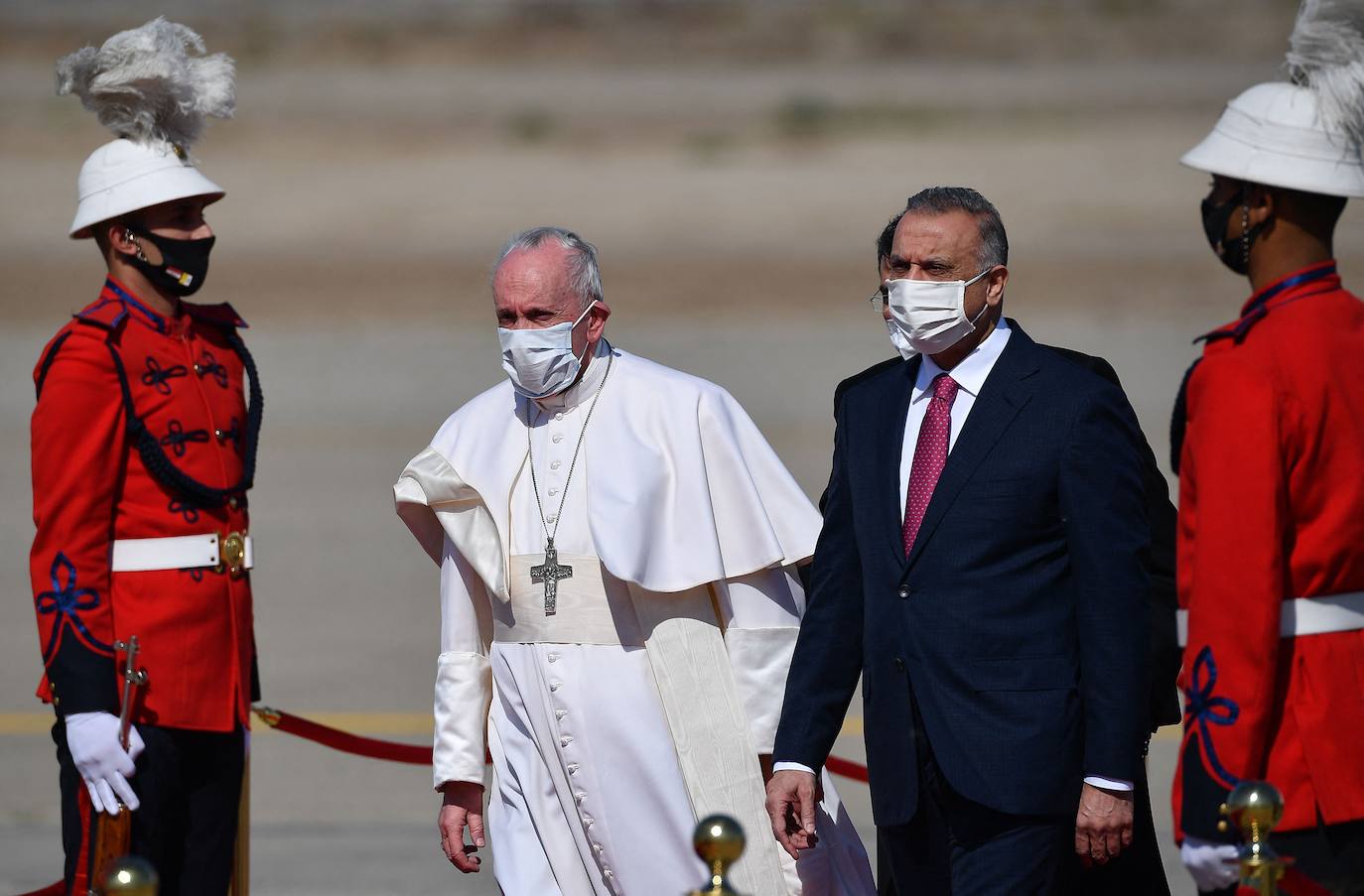 El papa Francisco ha visitado por primera vez Irak en un arriesgado viaje de tres días de duración con el objetivo de acercarse a la comunidad cristiana del país, brutalmente castigada por el grupo yihadista Estado Islámico.