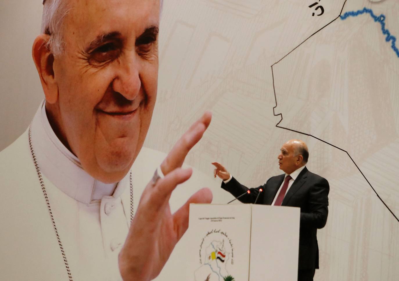 El papa Francisco ha visitado por primera vez Irak en un arriesgado viaje de tres días de duración con el objetivo de acercarse a la comunidad cristiana del país, brutalmente castigada por el grupo yihadista Estado Islámico.