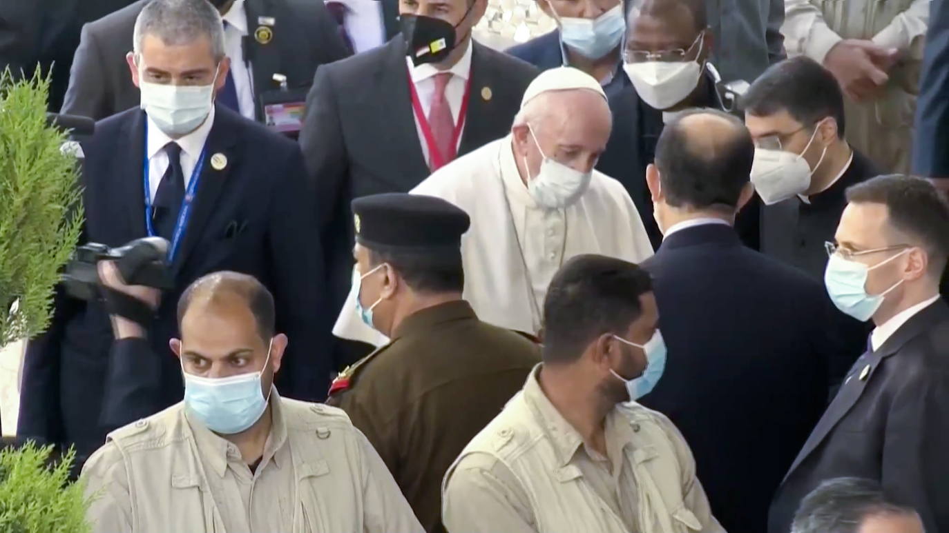 El papa Francisco ha visitado por primera vez Irak en un arriesgado viaje de tres días de duración con el objetivo de acercarse a la comunidad cristiana del país, brutalmente castigada por el grupo yihadista Estado Islámico.