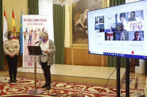 Goretti Avello, directora general de Igualdad y Ana González, en el Ayuntamiento de Gijón, durante la reunión telemática con el Consejo de Mujeres con motivo del Día Internacional de la Mujer. 