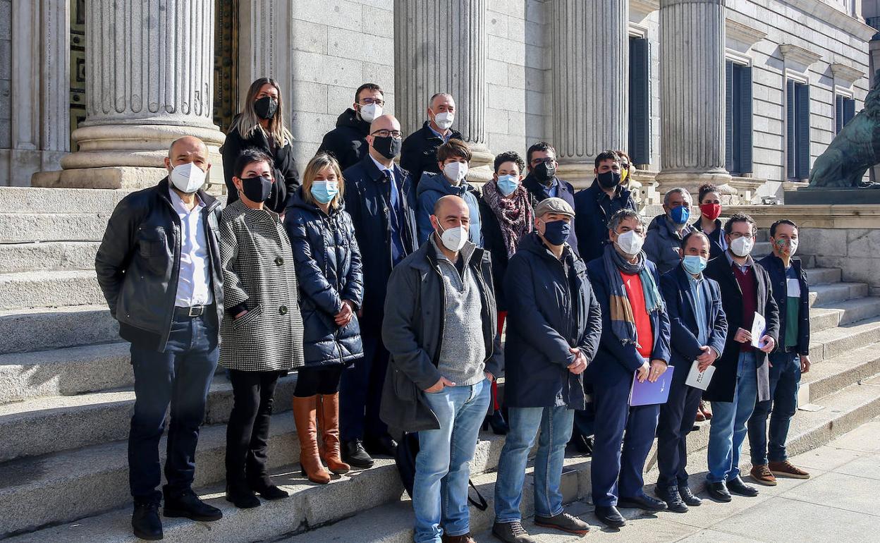 Diputados y representantes de colectivos que defienden lenguas cooficiales.
