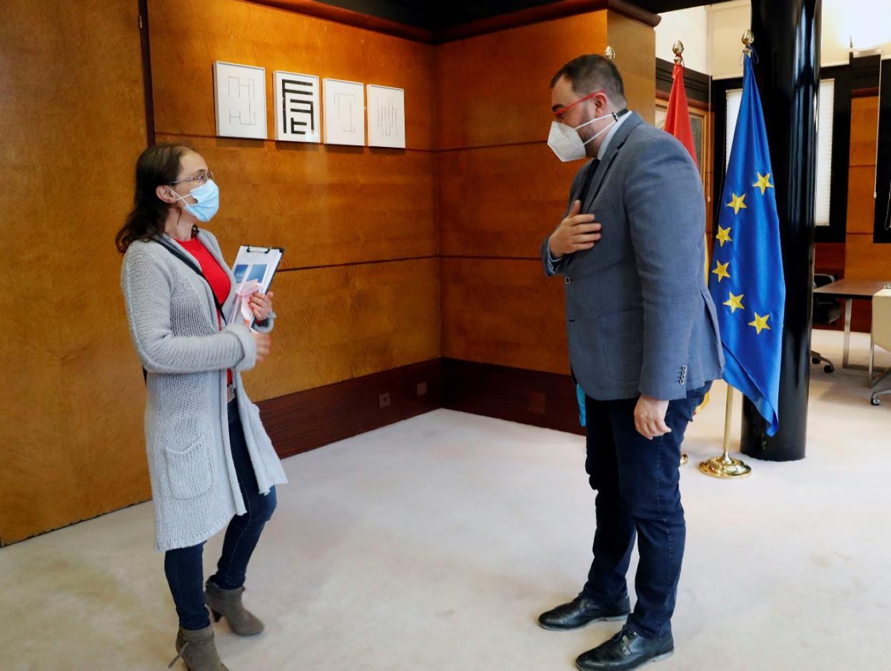 Mar Villanueva y Adrián Barbón, durante su encuentro en Oviedo. 