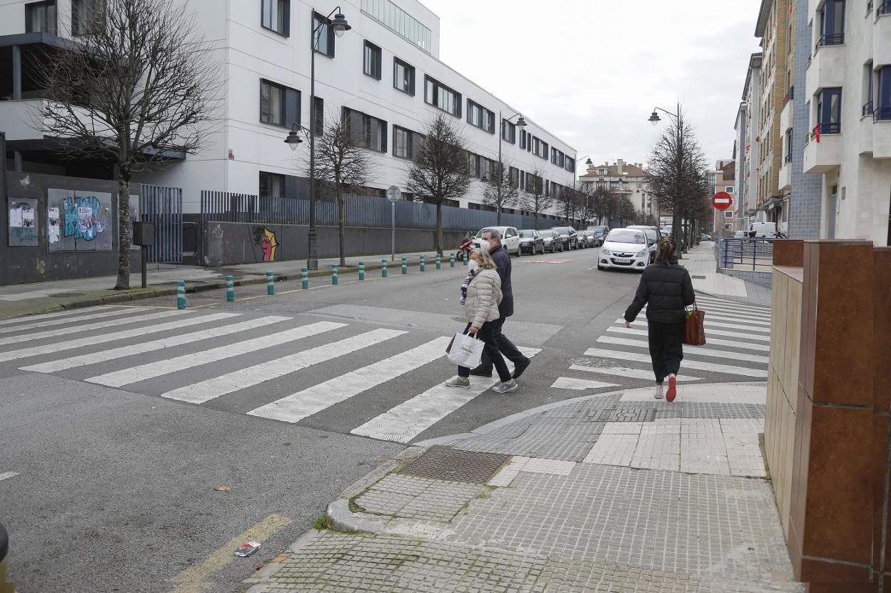 Transeúntes pasean por la calle Calderón de la Barca, a la altura del instituto que lleva el mismo nombre, en El Coto. 