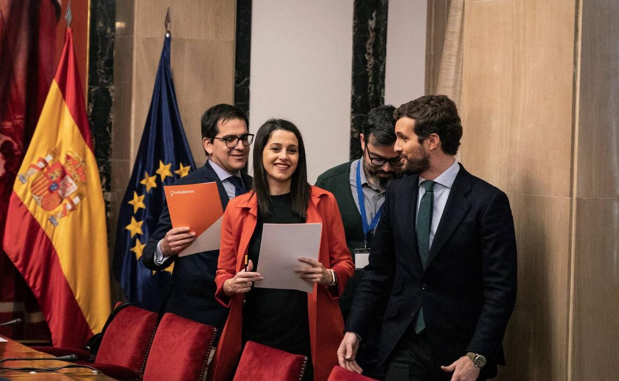 Arrimadas y Casado, durante una reunión en el Congreso. 