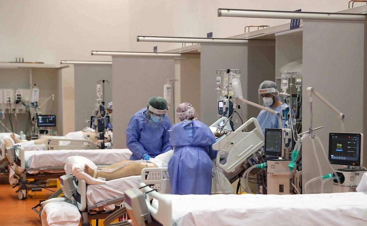 Sanitarios del Hospital Universitario Central de Asturias (HUCA) atienden a pacientes graves afectados por covid-19