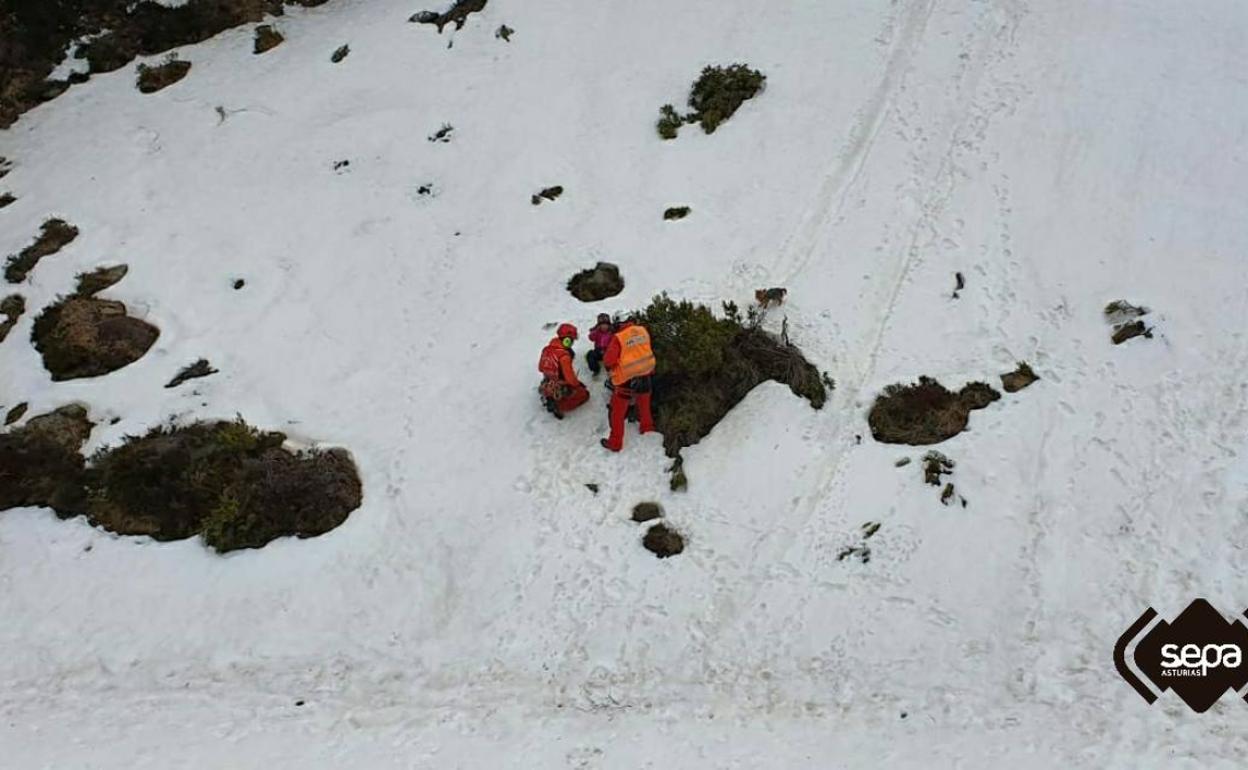 Rescatada una mujer herida en una pierna cuando realizaba una caminata en el Puerto Ventana