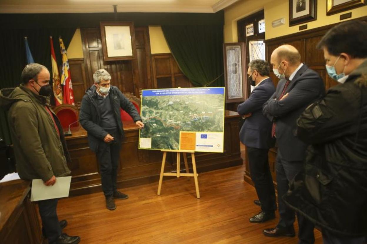 A la derecha, Juan Cofiño y Juan Cañal en la presentación, ayer, del proyecto de la obra de la depuradora. 