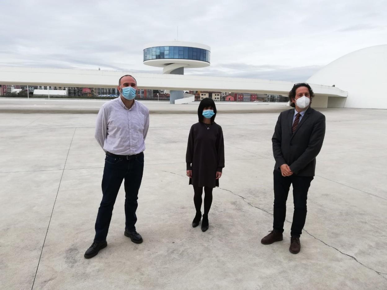 Borja Ibaseta, Clara Sierra y Carlos Cuadros, ayer, en el Niemeyer. 