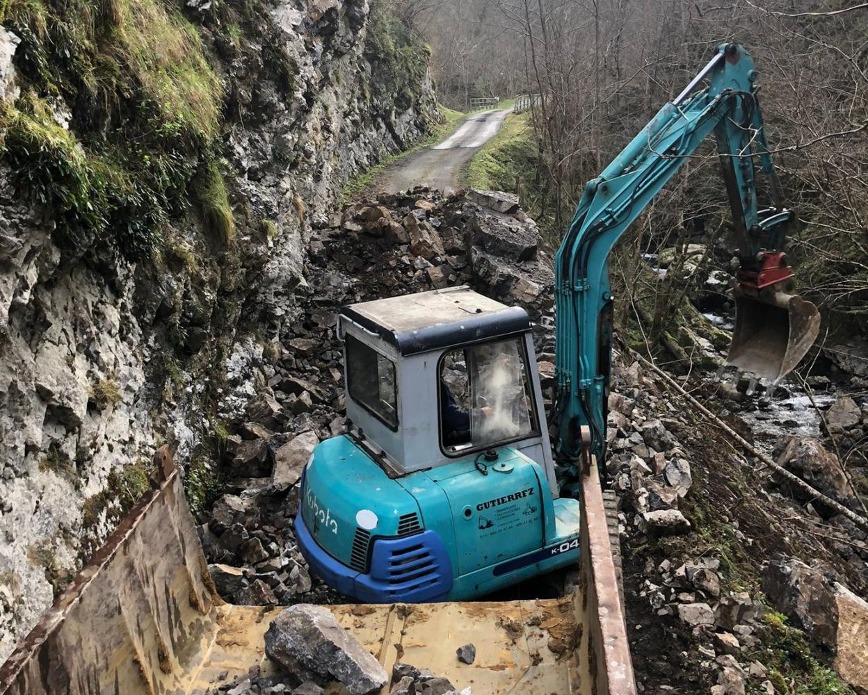 Una pala se encarga de retirar el material caído en el acceso a Viboli. 
