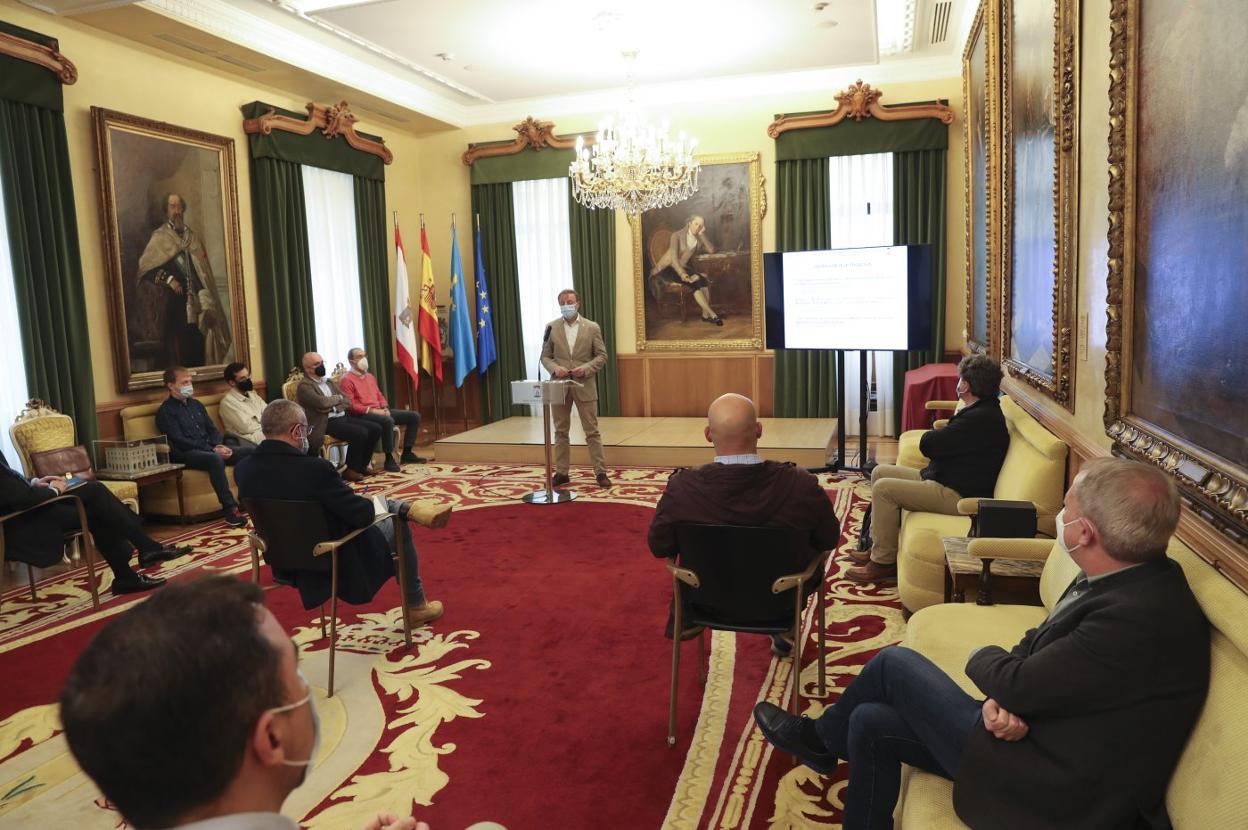 Felipe Lombó explica el informe sobre el agua del Piles encargado por el Consistorio. 