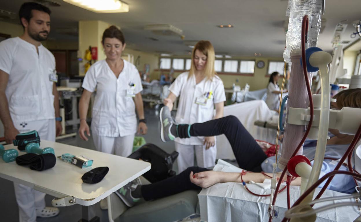 Pacientes en diálisis en el hospital de San Agustín de Avilés en una imagen tomada antes de la pandemia