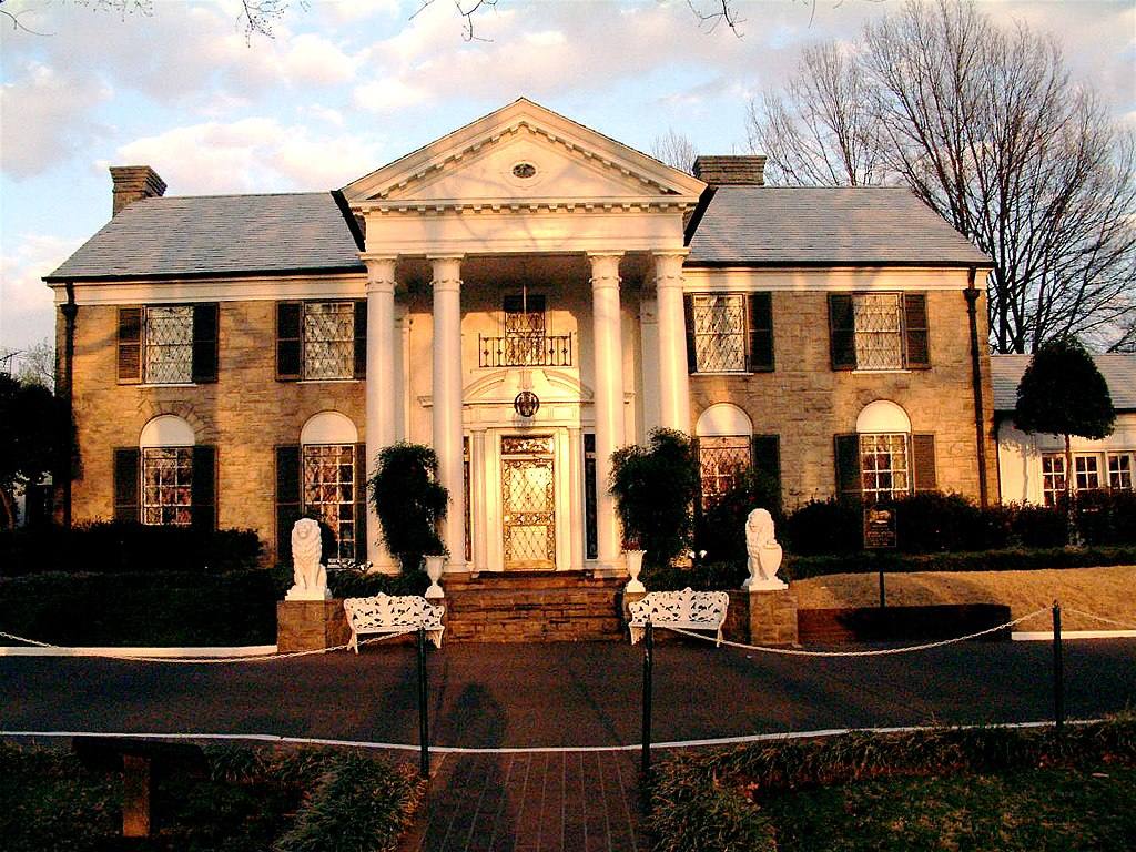 Graceland, en Memphis (Tennessee), mansión donde Elvis Presley, el Rey del Rock, vivió hasta su muerte el 16 de agosto de 1977.