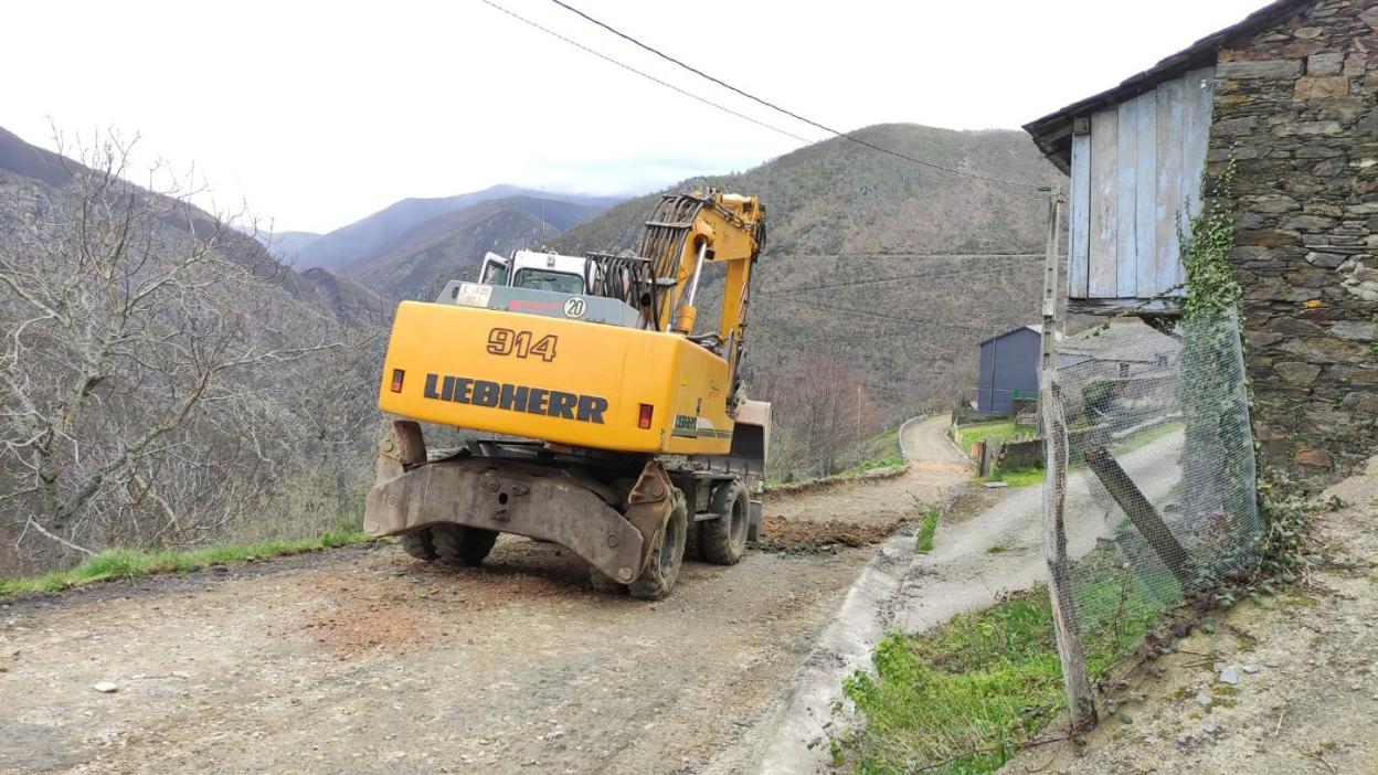 Maquinaria trabajando en la carretera de Villarmeirín, cuyo estado era «ruinoso», según recoge el proyecto. 