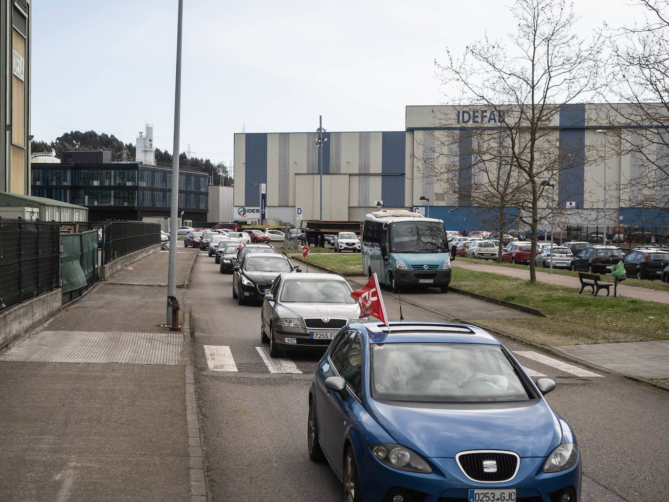 Desde Avilés, Gijón y Olloniego hacia Oviedo han salido tres caravanas de vehículos convocados por los sindicatos UGT y CC OO en defensa de la industria asturiana.