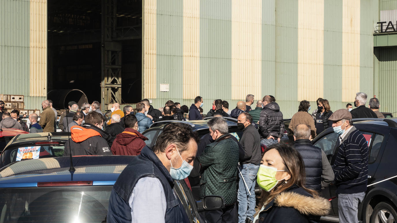 Desde Avilés, Gijón y Olloniego hacia Oviedo han salido tres caravanas de vehículos convocados por los sindicatos UGT y CC OO en defensa de la industria asturiana.