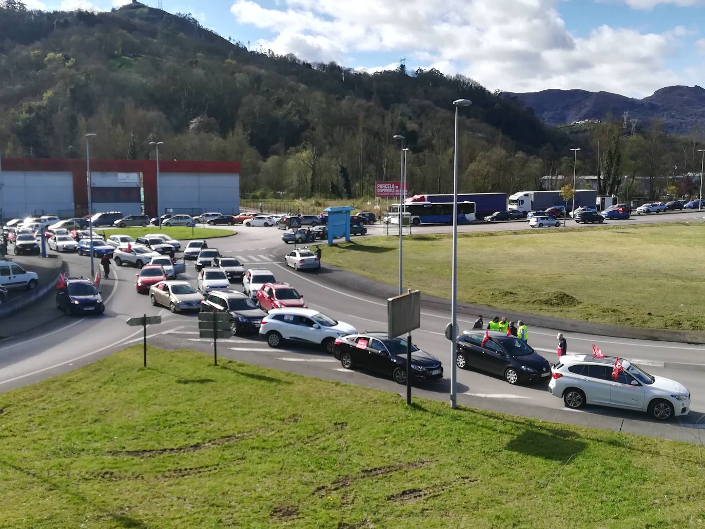 Desde Avilés, Gijón y Olloniego hacia Oviedo han salido tres caravanas de vehículos convocados por los sindicatos UGT y CC OO en defensa de la industria asturiana.