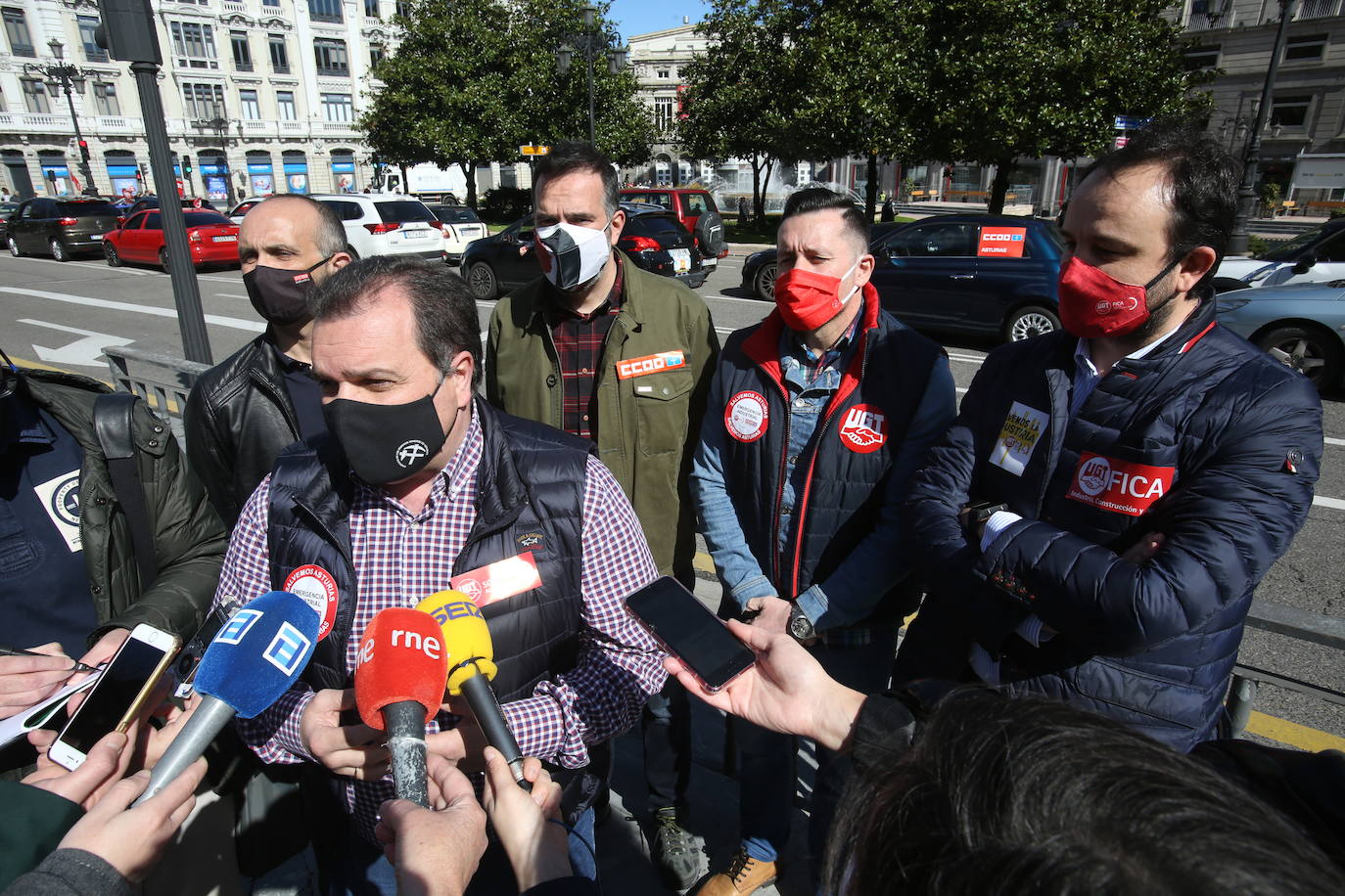 Desde Avilés, Gijón y Olloniego hacia Oviedo han salido tres caravanas de vehículos convocados por los sindicatos UGT y CC OO en defensa de la industria asturiana.