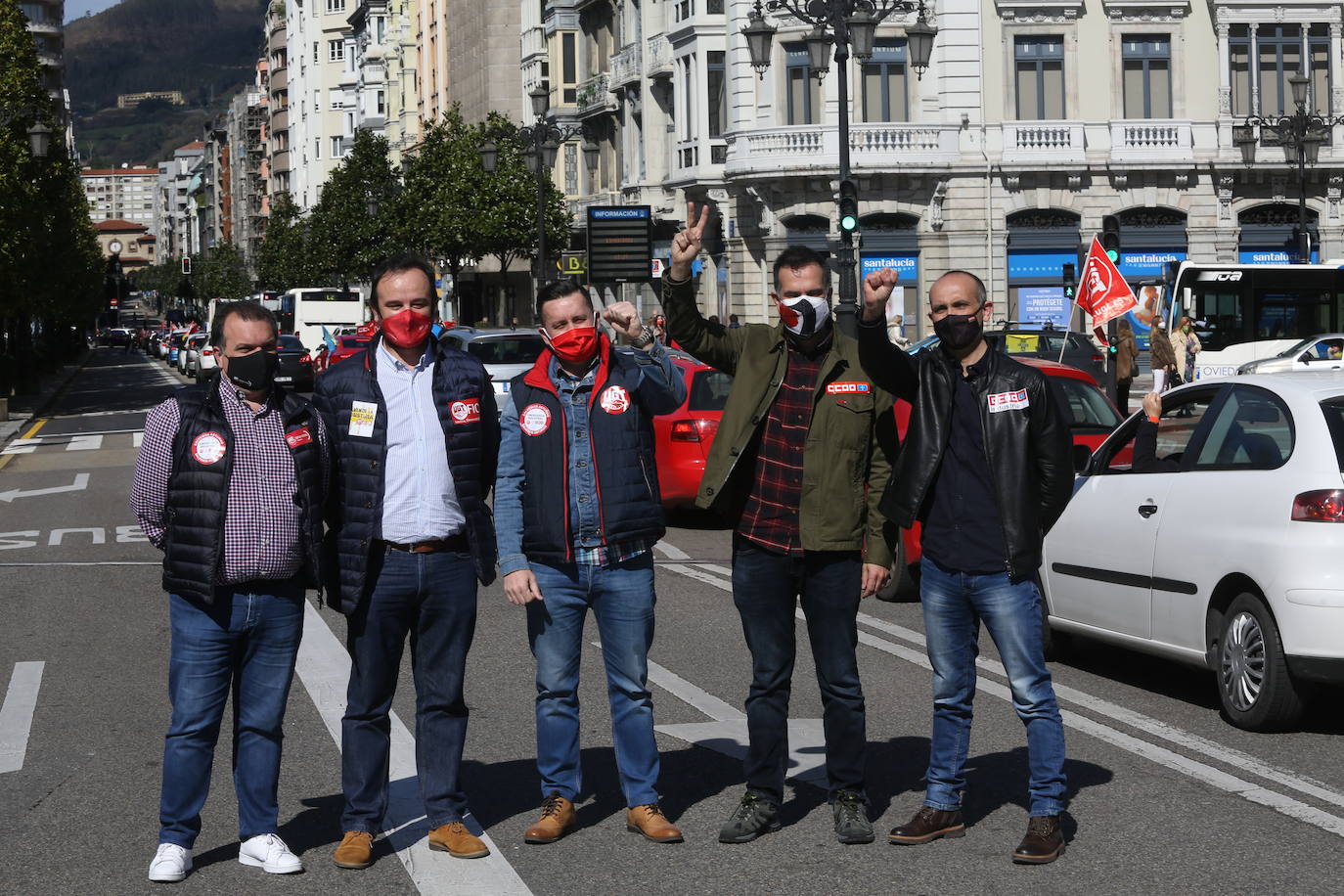 Desde Avilés, Gijón y Olloniego hacia Oviedo han salido tres caravanas de vehículos convocados por los sindicatos UGT y CC OO en defensa de la industria asturiana.