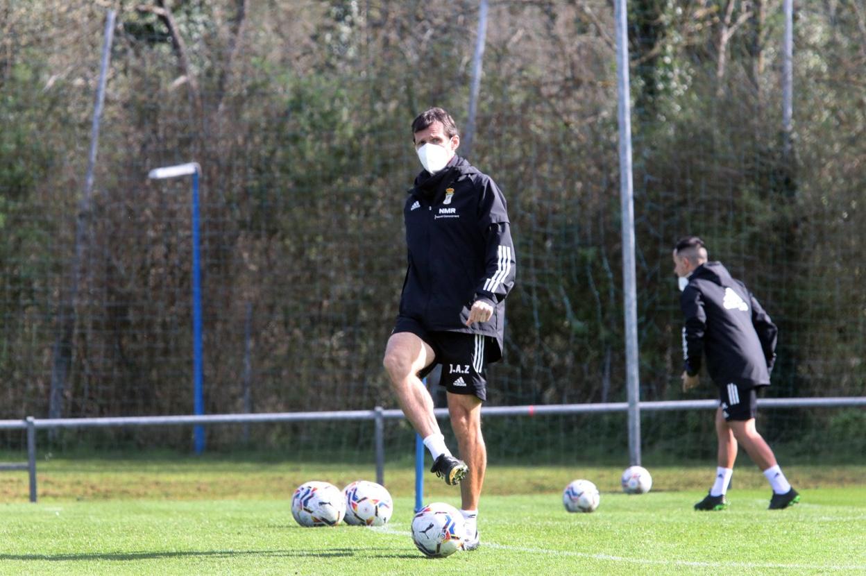 Ziganda toca el balón durante el entrenamiento en El Requexón.