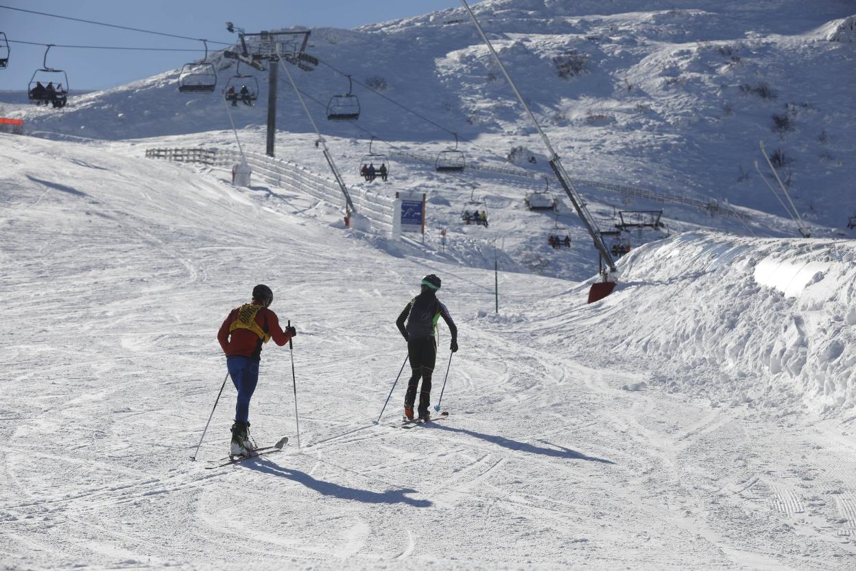 Esquiadores en las pistas de la estación de Valgrande. 