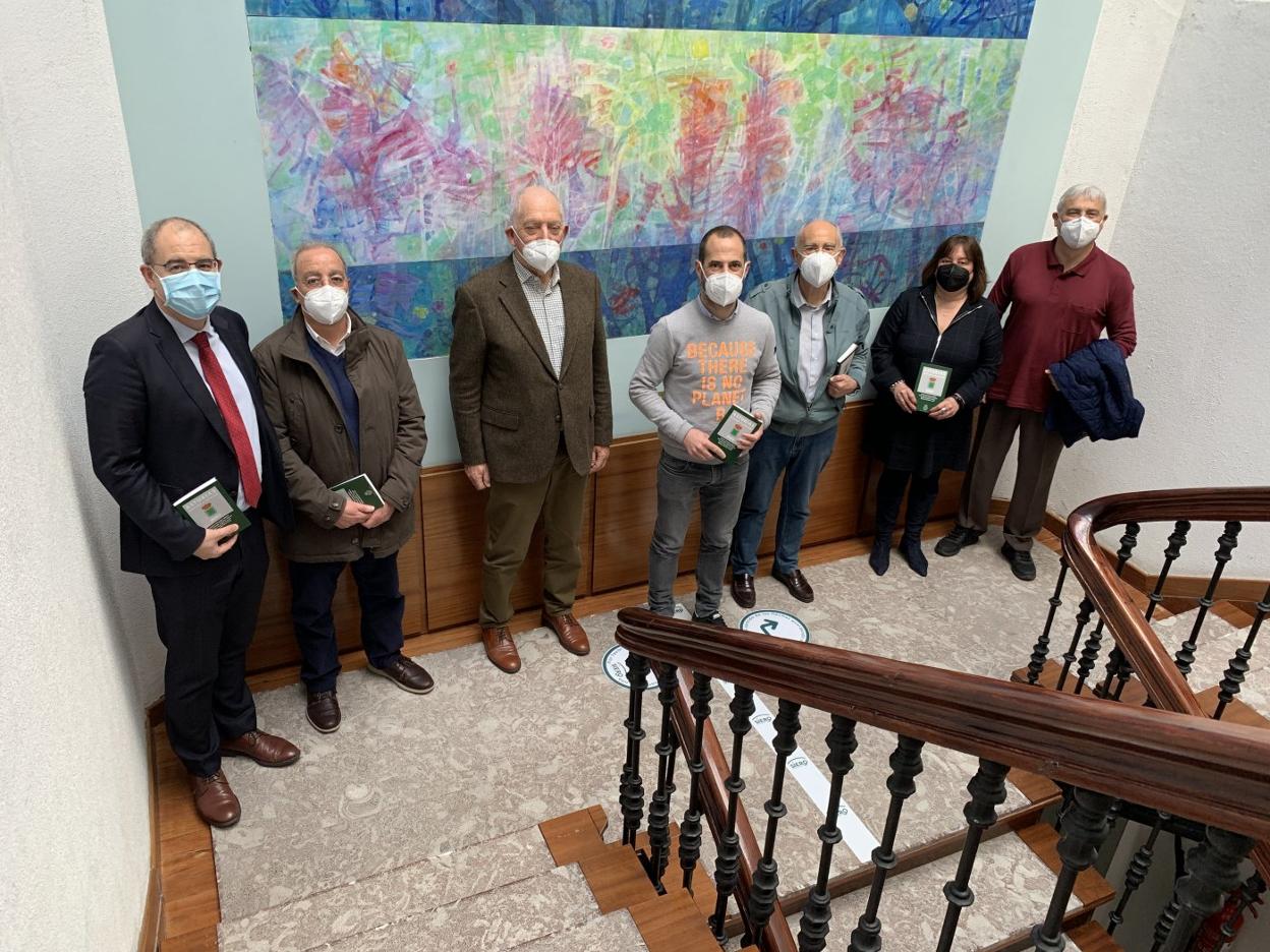 Los participantes en la presentación junto al mural de Baragaña. 