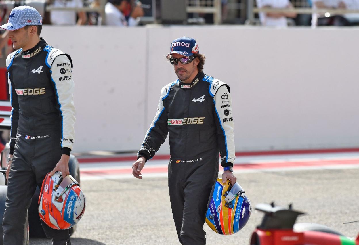 Alonso, con el mono y el casco, sobre el trazado de Baréin. 