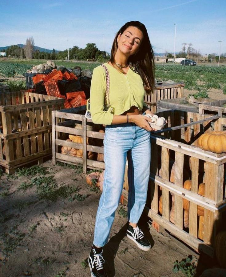 Tener unos vaqueros en el armario o hacerte con unos nuevos es como tener todas las temporadas en una sola prenda. Y es que estación tras estación, este tipos de pantalones se convierten en el gran favorito para incluir en todo tipo de outfits y el inicio de la época estival no va a ser ninguna excepción. Así que partiendo de esta base y de que los días de entretiempo ya han empezado, en 'Asturias de Moda' te proponemos diferentes formas de combinarlos en tu día a día para que no dejen de ser esos grandes aliados en el armario.