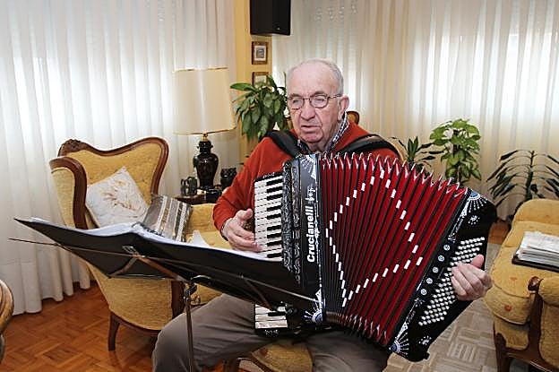 Oliverio Viejo ensaya en el salón de su casa. 