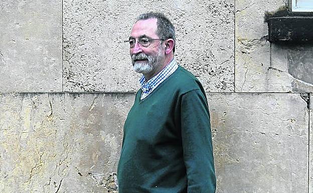 El profesor Paco Martínez Viadas se jubiló el pasado diciembre después de 38 años dedicado a la docencia en el instituto ovetense Alfonso II. 