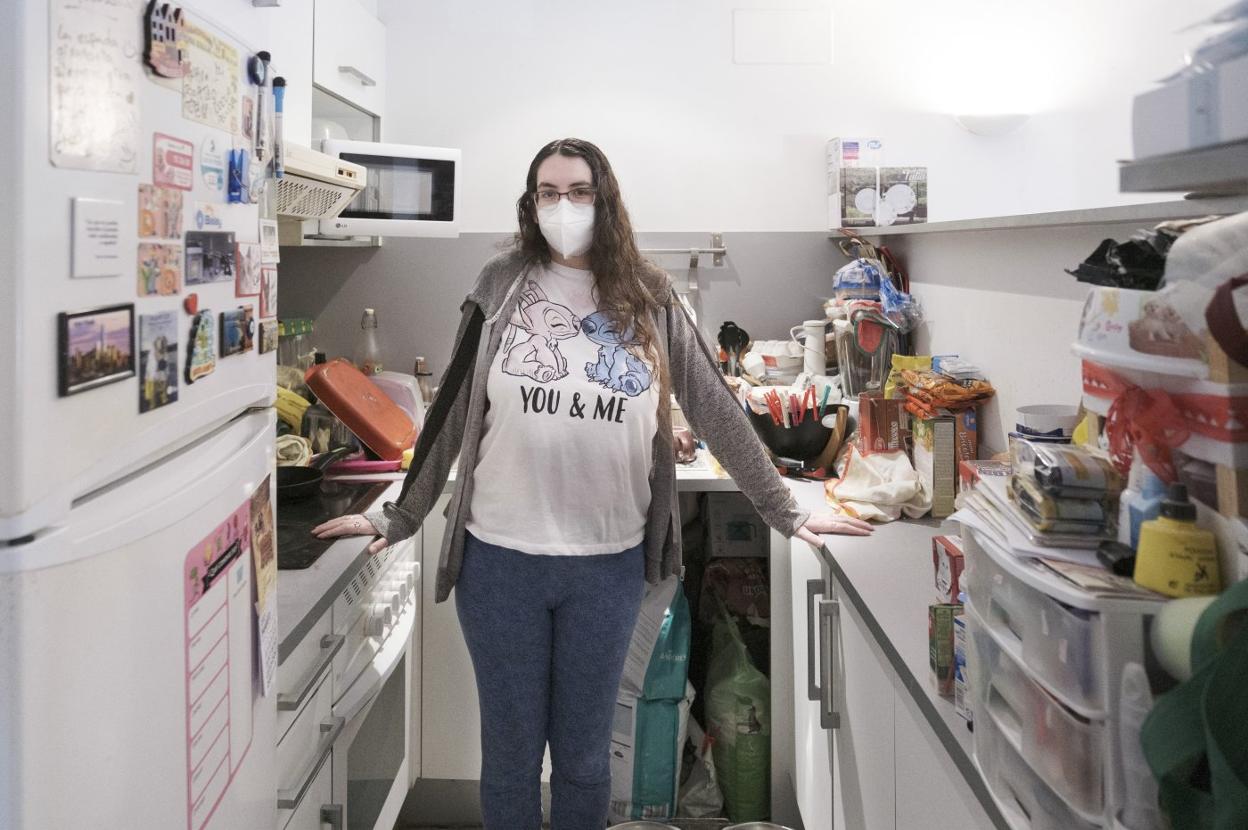 Mejías, en la cocina, en la que aprovecha todo el espacio. 