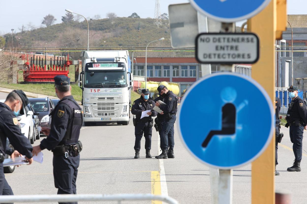 Control de la Policía Nacional a la salida de Alu Ibérica hace dos semanas en el registro de las instalaciones. 