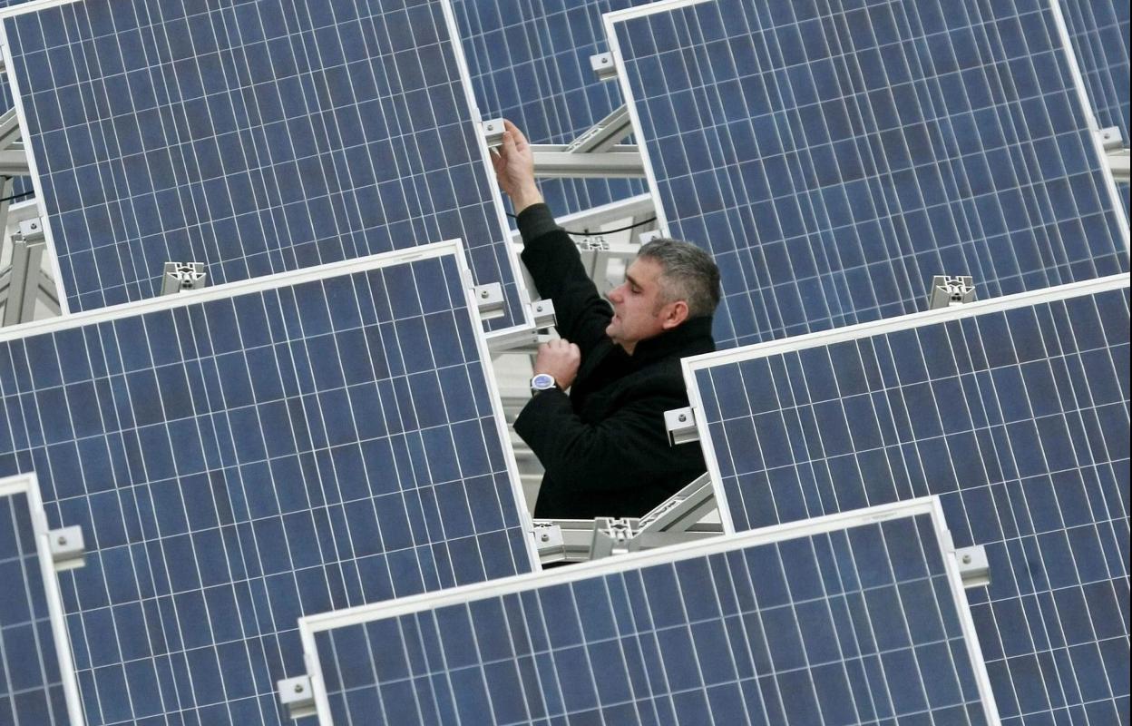 Un técnico supervisa las placas solares de una empresa alemana. 