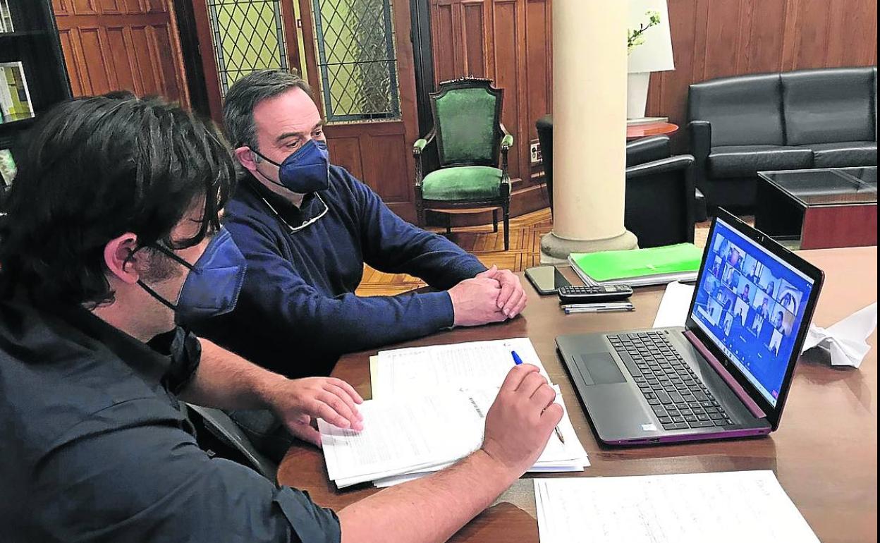 Enrique Riestra y el concejal Miguel Ángel Alonso asisten al Pleno telemático celebrado hoy en Llanes. 