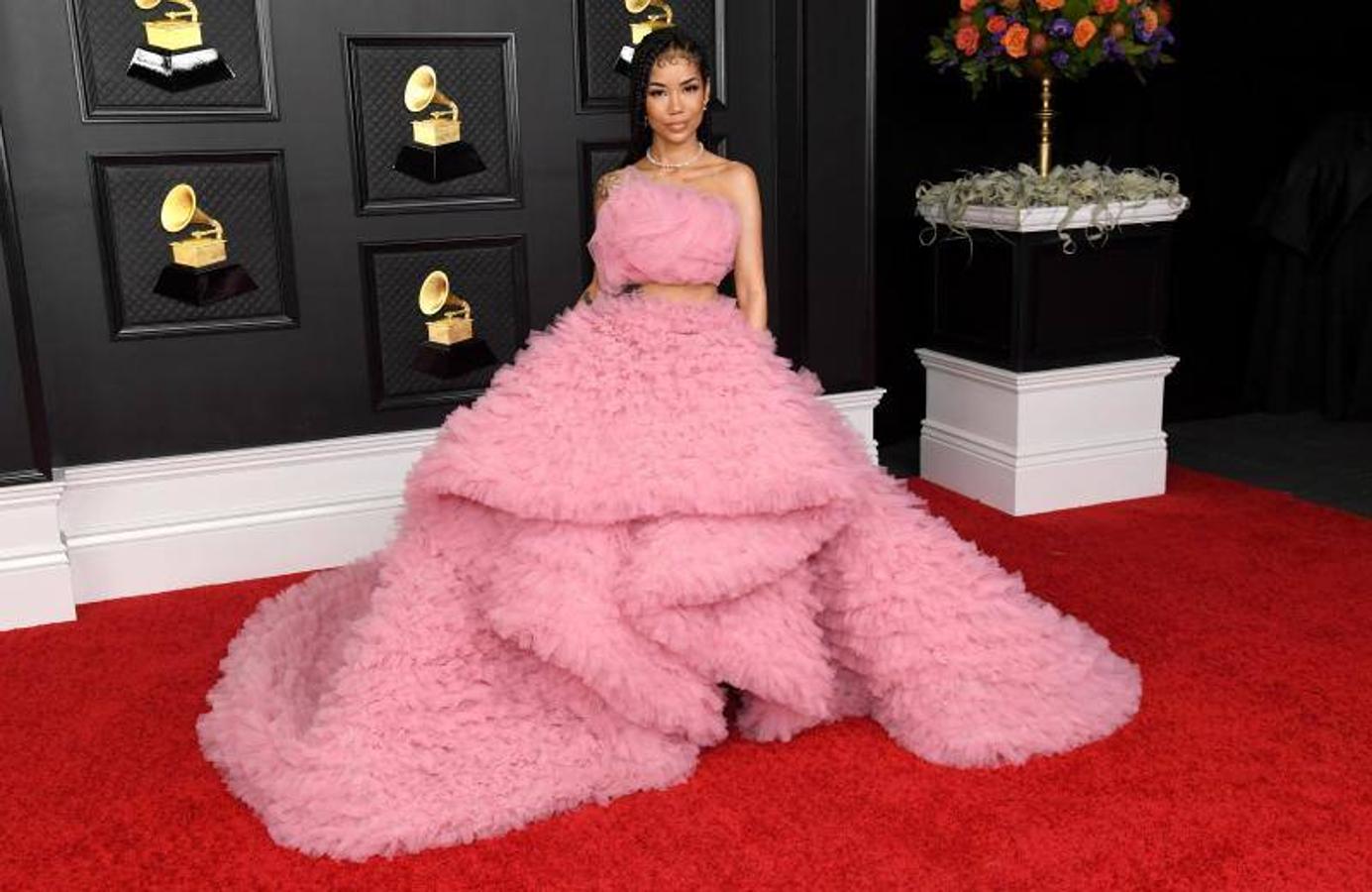 Jhene Aiko se atrevió con este imponente conjunto de top y maxi falda de Monsoori en color rosa. Una de las propuestas más atrevidas de la gala.