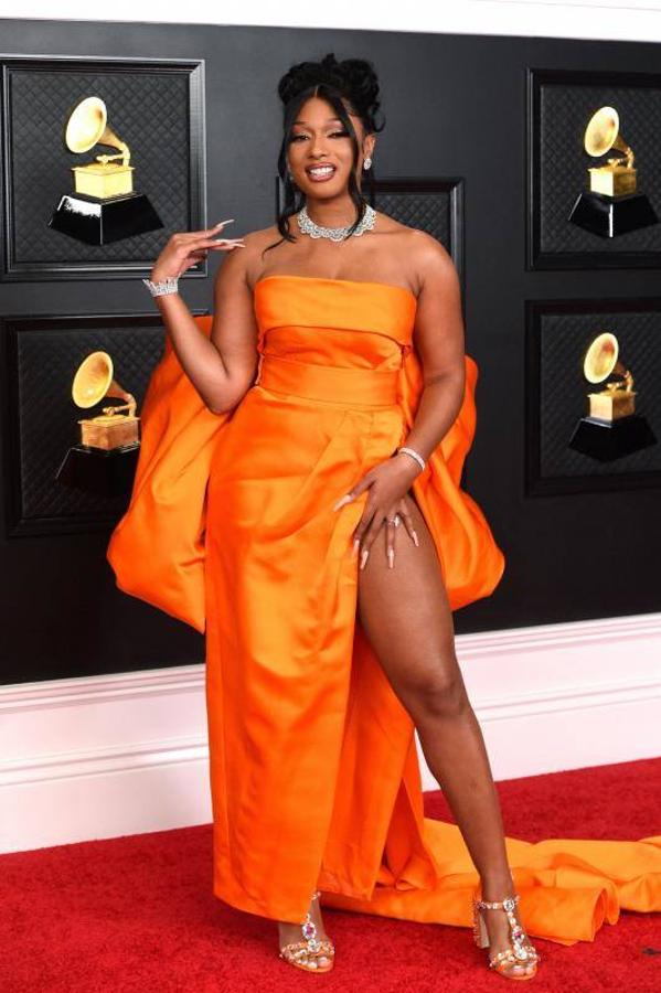 Megan Thee Stallion arriesgó con este llamativo diseño de vestido en naranja, con escote palabra de honos y detalle de lazo XXL en la espalda de Dolce & Gabbana.