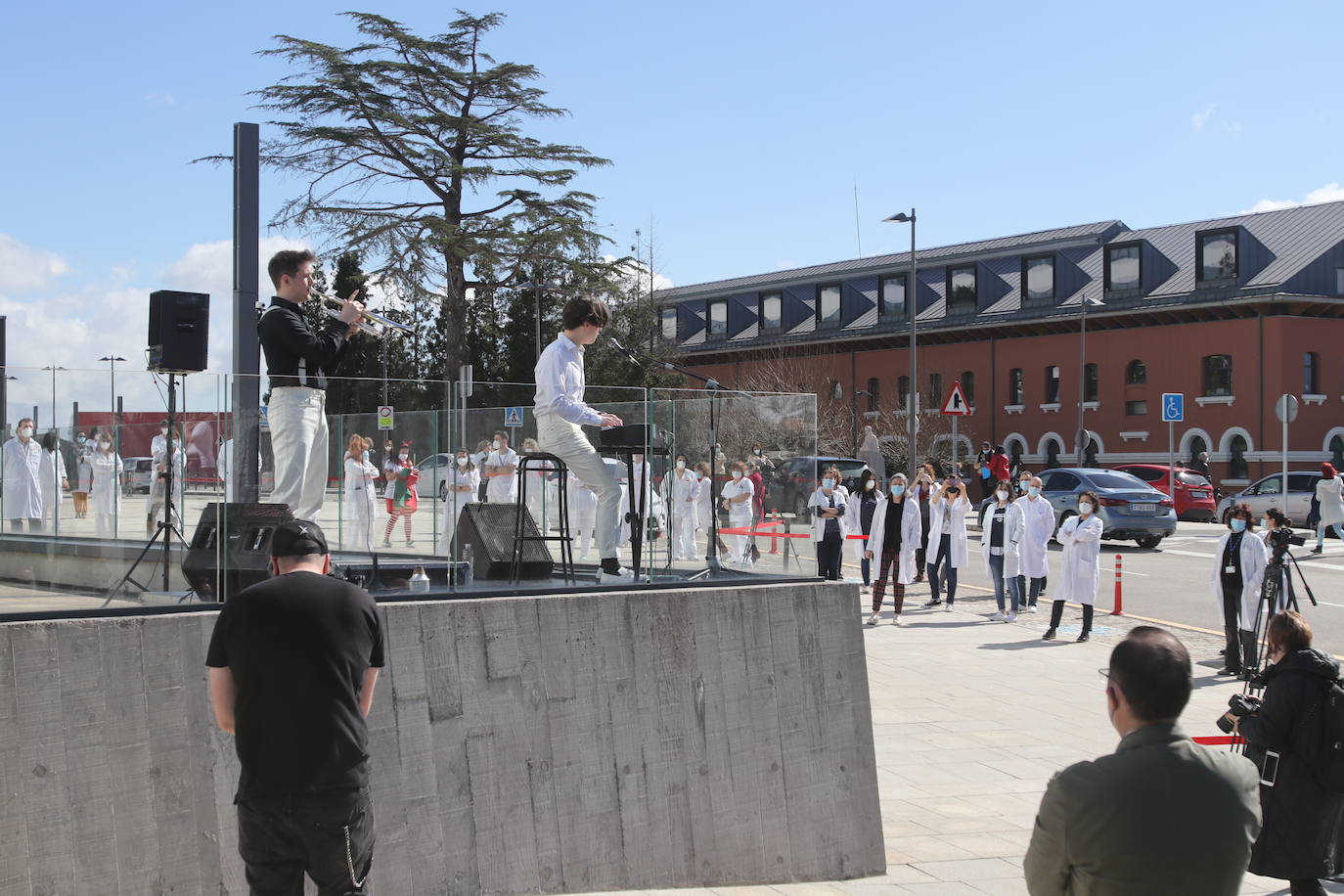 El grupo asturiano Staytons ha actuado en directo frente al HUCA en homenaje a todos los sanitarios de la región que están luchando contra la pandemia