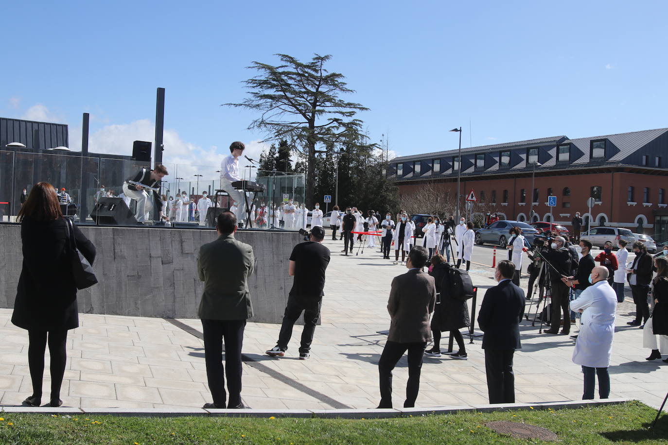 El grupo asturiano Staytons ha actuado en directo frente al HUCA en homenaje a todos los sanitarios de la región que están luchando contra la pandemia