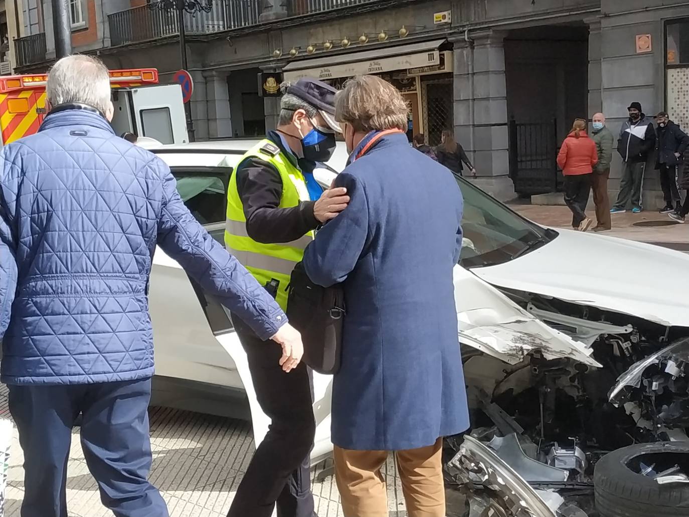 El coche implicado es un vehículo BMW blanco, que presenta importantes daños, especialmente en su parte derecha