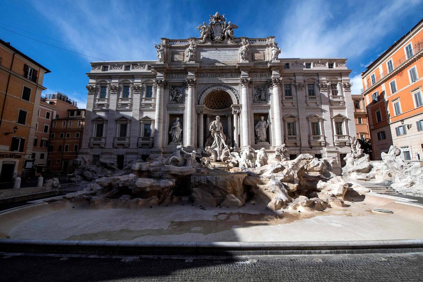 Las calles de Roma, Milán, Nápoles, Venecia o Turín volvieron este lunes a estar medio vacías un año después del inicio de la pandemia con el primer día del nuevo confinamiento decretado por el Gobierno de Mario Draghi para intentar frenar los contagios. La medida afecta a unos 42 millones de habitantes (el 70% del total).