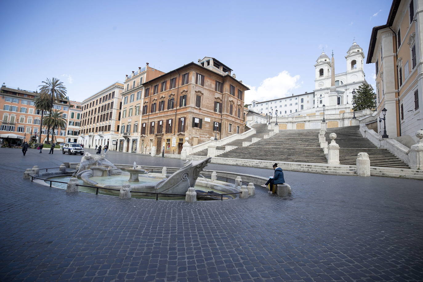 Las calles de Roma, Milán, Nápoles, Venecia o Turín volvieron este lunes a estar medio vacías un año después del inicio de la pandemia con el primer día del nuevo confinamiento decretado por el Gobierno de Mario Draghi para intentar frenar los contagios. La medida afecta a unos 42 millones de habitantes (el 70% del total).