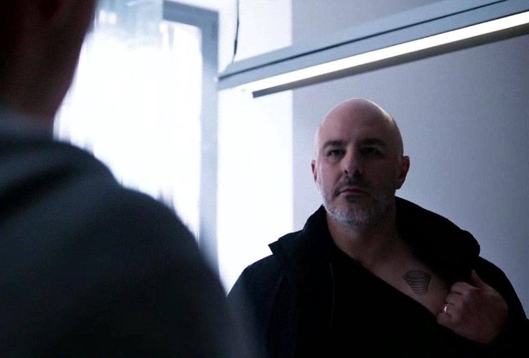 Cuatro estrenó anoche en abierto el primer capítulo de 'Caronte', la serie protagonizada por Roberto Álamo y Miriam Giovanelli en la que la ciudad de Gijón y la playa de San Lorenzo juegan un papel principal