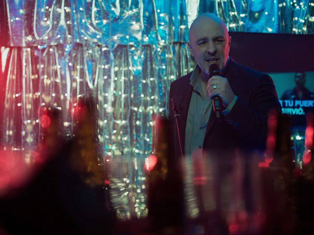 Cuatro estrenó anoche en abierto el primer capítulo de 'Caronte', la serie protagonizada por Roberto Álamo y Miriam Giovanelli en la que la ciudad de Gijón y la playa de San Lorenzo juegan un papel principal