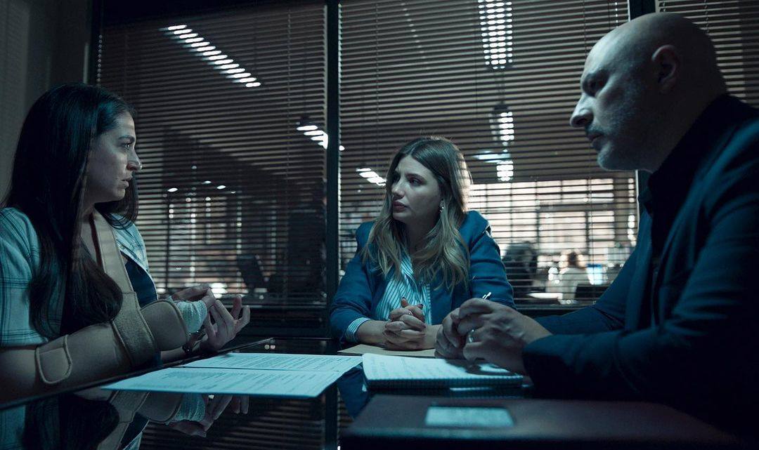 Cuatro estrenó anoche en abierto el primer capítulo de 'Caronte', la serie protagonizada por Roberto Álamo y Miriam Giovanelli en la que la ciudad de Gijón y la playa de San Lorenzo juegan un papel principal