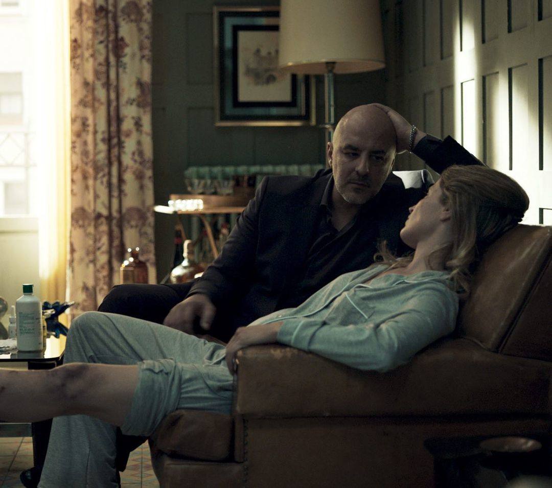 Cuatro estrenó anoche en abierto el primer capítulo de 'Caronte', la serie protagonizada por Roberto Álamo y Miriam Giovanelli en la que la ciudad de Gijón y la playa de San Lorenzo juegan un papel principal