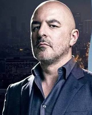 Cuatro estrenó anoche en abierto el primer capítulo de 'Caronte', la serie protagonizada por Roberto Álamo y Miriam Giovanelli en la que la ciudad de Gijón y la playa de San Lorenzo juegan un papel principal