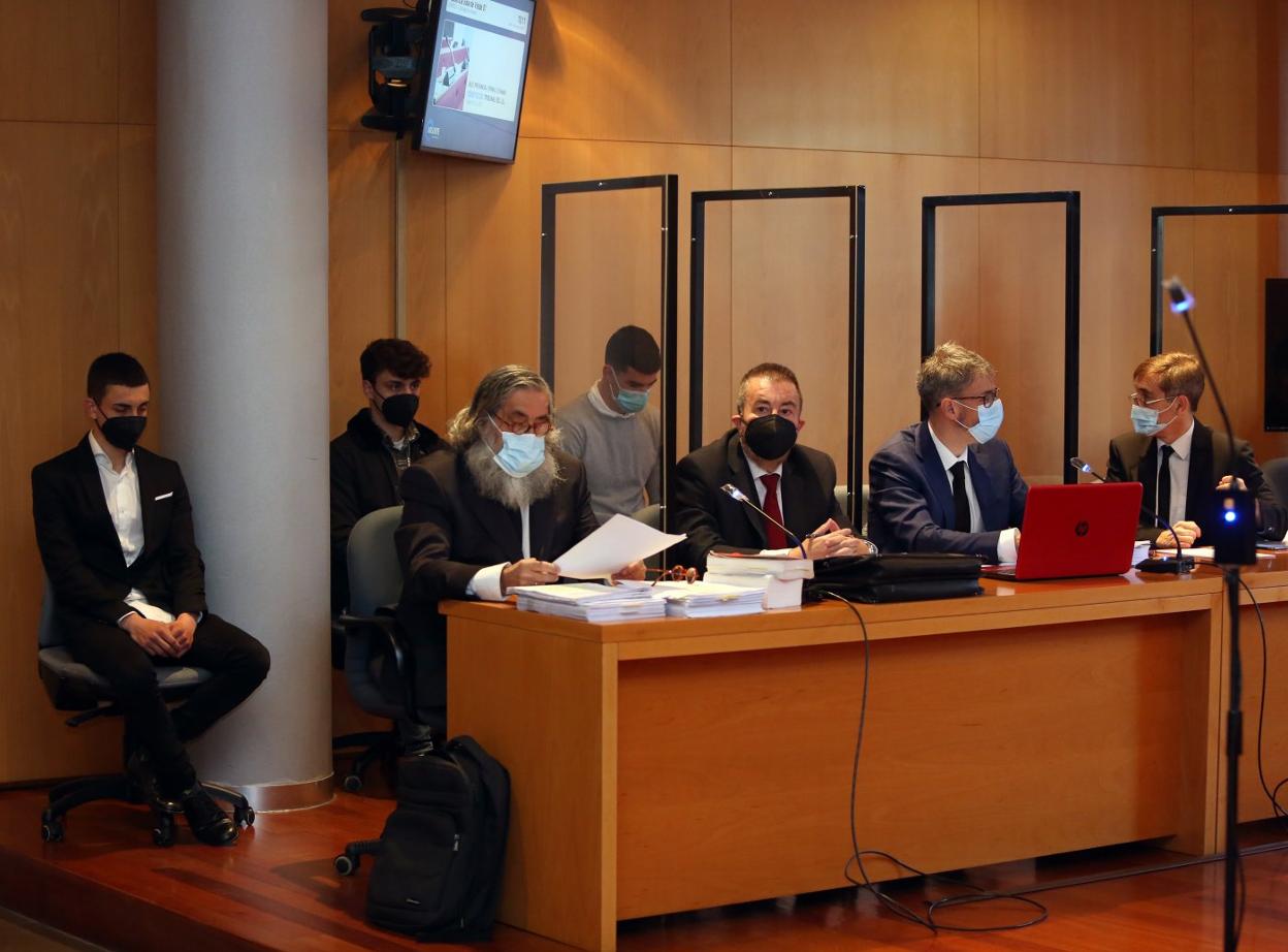 A. S. S., R. B. D., acusados de omisión de socorro, y J. C. C., procesado por la muerte de David Carragal, en el banquillo de los acusados detrás de los abogados de las defensas y la acusación particular, ayer, durante el inicio del juicio en la Sección Tercera de la Audiencia Provincial de Oviedo. 